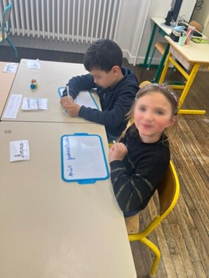 Les enfants travaillent sur l'ardoise 02