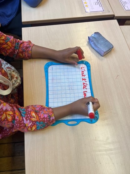 Les enfants travaillent sur leur ardoise 03