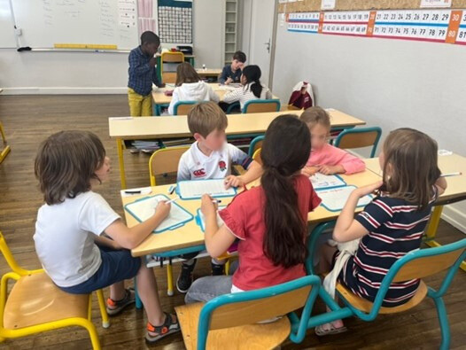 Les enfants travaillent sur l'ardoise 03