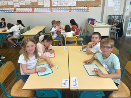 Les enfants travaillent sur l'ardoise 04