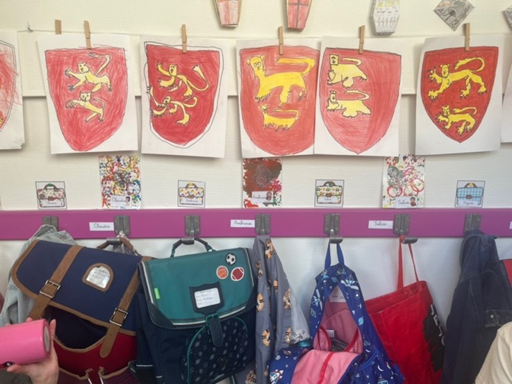 Les enfants rangent leurs sacs avant d'entrer en classe