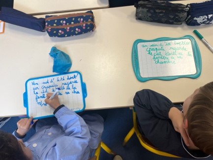 Les enfants travaillent sur les ardoises 02