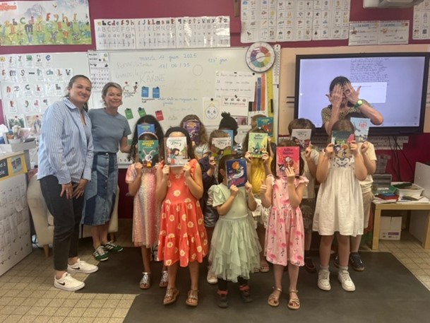 Photo de classe avec les livres de la collection Lune Bleue
