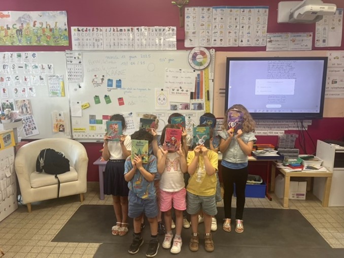 Photo de classe avec les livres de la collection Lune Bleue 02