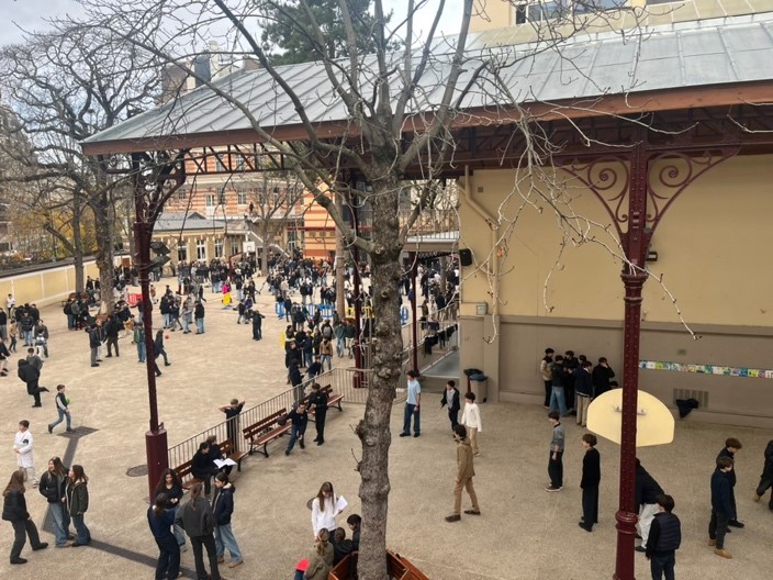 Cour de récréation avec les élèves qui jouent