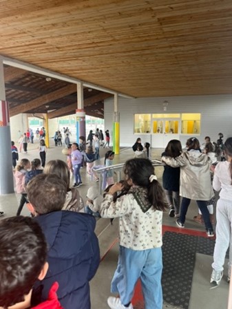 Les élèvent jjouent dans la cour