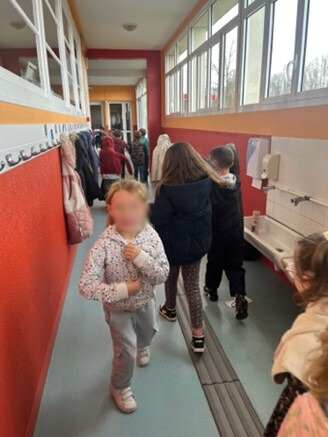 Les élèvent dans les couloirs