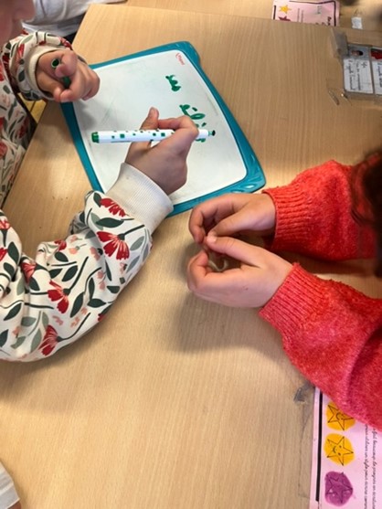 Les enfants travaillent sur leur ardoise 01