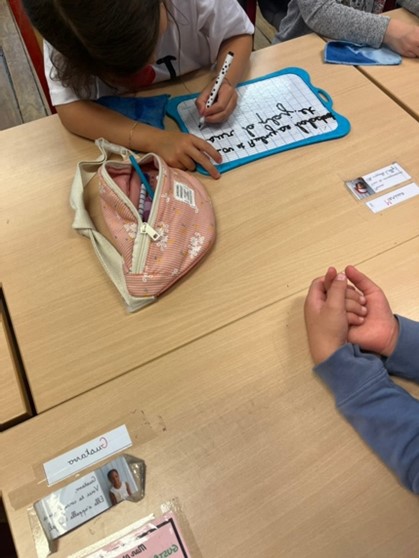 Les enfants travaillent sur leur ardoise 02